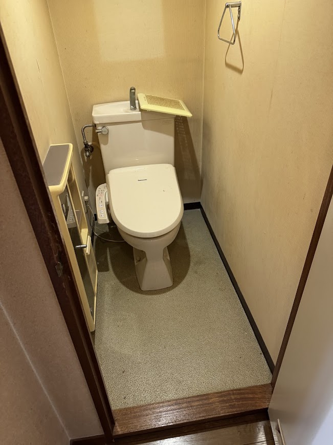 施工前：トイレ室内の劣化