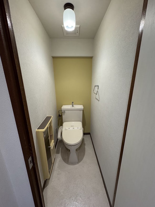 施工後：トイレ背面にアクセントクロス